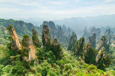 Çin 'in Hunan Eyaleti' ndeki Zhangjiajie Ulusal Orman Parkı 'ndaki Tianzi Dağları' nın (Avatar Dağları) doğal kuvars sütunlarının muhteşem manzarası. Muhteşem bir manzara..