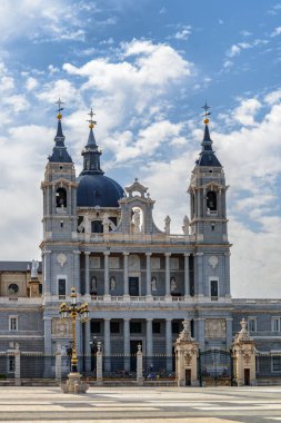 Madrid, İspanya Plaza de la Armeria (Armory Square) dan La Almudena Kraliyet Saint Mary Katedrali görünümü. Madrid Avrupa'nın popüler bir turizm beldesidir.