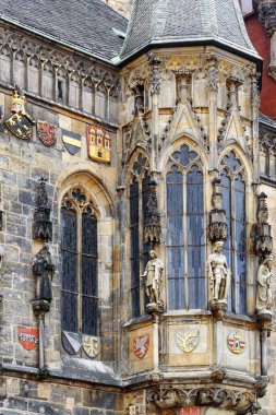Çek Cumhuriyeti Prag 'ın Eski Şehir Meydanı' ndaki Eski Belediye Sarayı Şapeli 'nin ayrıntıları. Prag, Avrupa 'nın popüler bir turistik merkezi..