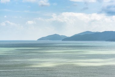 Vietnam 'daki Güney Çin Denizi' nin Nha Trang Körfezi 'nin muhteşem hava manzarası. Hon Tre Adası gün batımında görülebilir. İnanılmaz deniz manzarası.