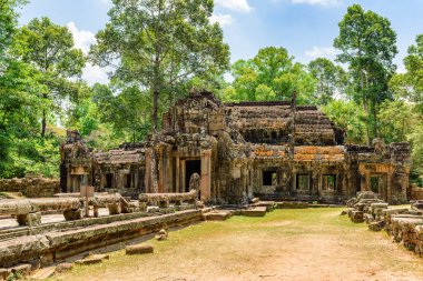 Antik Angkor 'daki Ta Prohm tapınağının gizemli kalıntıları, Siem Reap, Kamboçya. Angkor popüler bir turistik merkezdir..