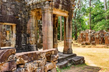 Antik Angkor 'daki Ta Prohm tapınağının gizemli kalıntıları, Siem Reap, Kamboçya. Angkor popüler bir turistik merkezdir..