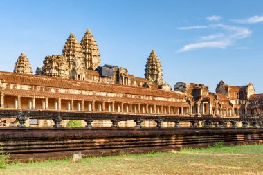 Siem Reap, Kamboçya 'daki Angkor Wat antik tapınak kompleksinin doğu cephesi. Gizemli Angkor Wat popüler bir turistik merkezdir..