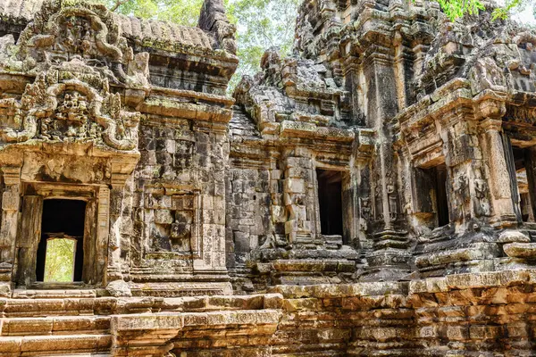 Angkor, Siem Reap, Kamboçya 'daki Thommanon tapınağının antik binaları. Yağmur ormanlarının arasına gizlenmiş gizemli Thommanon. Angkor Wat popüler bir turistik merkezdir..