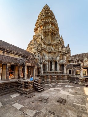 Üst galeri ve Kamboçya 'nın Siem Reap kentindeki Angkor Wat antik tapınak kompleksinin ana tapınak dağındaki kulelerden biri. Angkor Wat popüler bir turistik merkezdir..