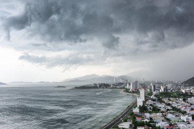 Nha Trang, Vietnam 'da fırtına. Denize doğru ilerleyen dramatik bulutlar ve şiddetli yağmur. Sahil kenti ve Güney Çin Denizi 'nin Nha Trang Körfezi' nin muhteşem hava manzarası..