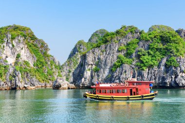 Vietnam 'daki Ha Long Körfezi' nde bir turist teknesi. Karst Adaları 'nın oluşturduğu güzel bir manzara. Halong Körfezi Asya 'nın popüler bir turizm merkezidir..