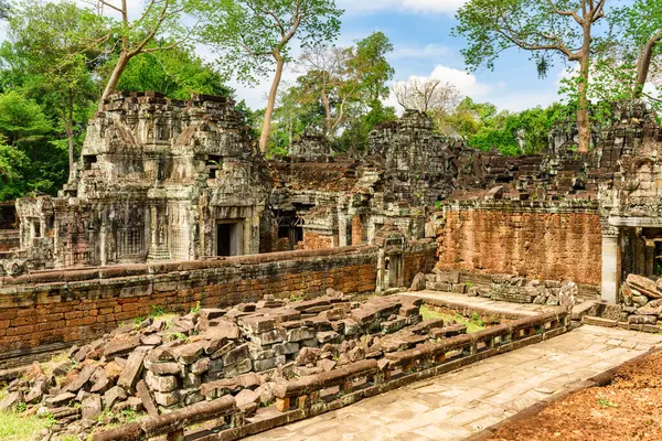 Sabah güneşinde inanılmaz Angkor antik Preah Khan tapınağının gizemli kalıntıları. Siem Reap, Kamboçya. Esrarengiz Preah Khan yağmur ormanlarının arasında yuvalanmış. Angkor popüler bir turistik.
