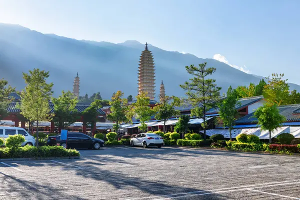 Dali China Outubro 2015 Três Pagodes Templo Chongsheng Dali Montanhas Fotos De Bancos De Imagens
