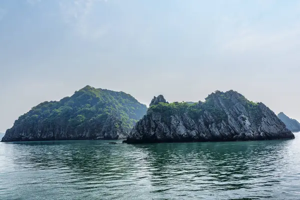 Isola Carsica Panoramica Nella Baia Long Vietnam Baia Halong Una Foto Stock Royalty Free