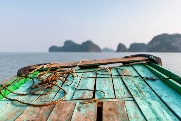 Blick Vom Touristenboot Der Bucht Von Long Vietnam Die Halong lizenzfreie Stockbilder