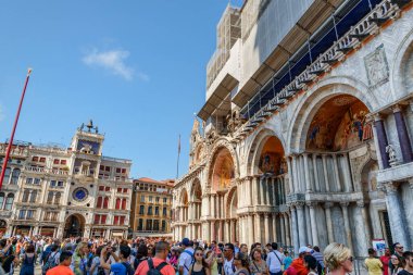 Venedik, İtalya - 24 Ağustos 2014: Saat Kulesi ve Venedik Piazza San Marco 'daki Aziz Mark Kilisesi (Basilica Cattedrale Patriarcale di San Marco).