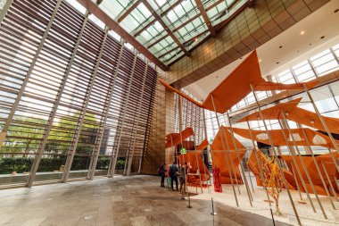 Şangay, Çin - 31 Ekim 2015: Şehir merkezindeki Pudong Yeni Bölgesi 'nde (Lujiazui) modern sanat objesi. Şangay, Asya 'nın popüler bir turizm merkezi ve küresel bir finans merkezidir..