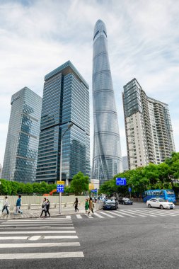 Şangay, Çin - 31 Ekim 2015: Şangay 'ın Pudong Yeni Bölgesi' ndeki Şangay Kulesi 'nin görüntüsü. Bulutlu arka planda şehir merkezinin gökdelenleri.