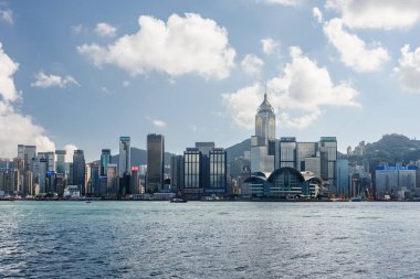 Hong Kong - 8 Kasım 2015: Victoria Limanı boyunca Hong Kong Adası ufuk çizgisi. İnanılmaz bir şehir manzarası. Hong Kong Asya 'nın popüler bir turistik beldesidir..