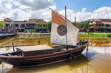 Hoi An (Hoian), Vietnam - 10 Kasım 2015: Hoi 'deki Thu Bon Nehri üzerindeki geleneksel Vietnam tahta yelkenlisinin muhteşem manzarası. 