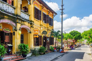 Hoi An (Hoian), Vietnam - 10 Kasım 2058: Bitkilerle süslenmiş rahat sokak manzarası. Geleneksel sarı ev manzarası. Hoi An Kadim Kasabası Asya 'nın popüler bir turizm beldesidir..
