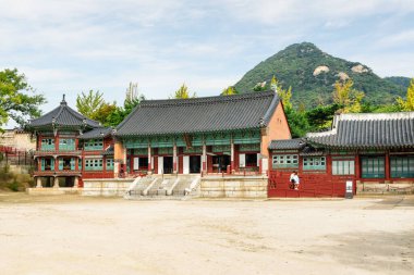 Seul, Güney Kore - 9 Ekim 2017: Jibokjae Kraliyet Kütüphanesi Gyeongbokgung Sarayı. Geleneksel Kore mimarisinin muhteşem binası. Seul Asya 'nın popüler bir turistik beldesidir..