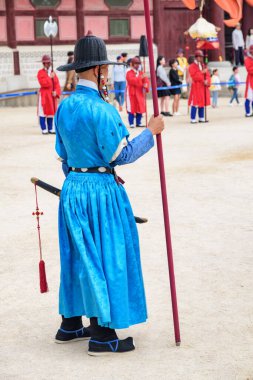 Seul, Güney Kore - 9 Ekim 2017: Gyeongbokgung Sarayı 'nın avlusunda tarihi yeniden yapılanma. Jeonbok giyen kraliyet muhafızları, Kore 'nin geleneksel askeri kıyafeti..