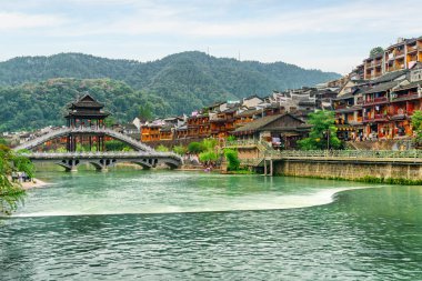 Fenghuang, Çin - 22 Eylül 2017: Phoenix Antik Kenti (Fenghuang İlçesi) ve Tuojiang Nehri (Tuo Jiang Nehri) muhteşem manzarası. Fenghuang, Asya 'nın popüler bir turizm merkezidir..