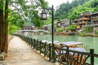 Fenghuang, Çin - 22 Eylül 2017: Phoenix Antik Kenti (Fenghuang İlçesi) ve Tuojiang Nehri (Tuo Jiang Nehri) muhteşem manzarası. Fenghuang, Asya 'nın popüler bir turizm merkezidir..