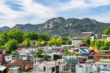 Seul, Güney Kore - 15 Ekim 2017: Seul, Güney Kore 'de sonbahar manzarası. Seul Asya 'nın popüler bir turistik beldesidir..