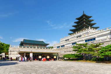 Seul, Güney Kore - 15 Ekim 2017: Seul 'deki Ulusal Halk Müzesi. Geleneksel Kore mimarisinin güzel binası. Seul Asya 'nın popüler bir turistik beldesidir..