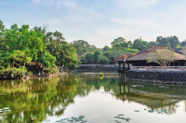 Yazın Hue, Vietnam 'daki Tu Duc Kraliyet Mezarlığı' nda Luu Khiem Gölü manzarası. Ton, Asya 'nın popüler bir turizm beldesidir..