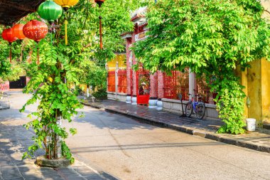 Hoi An Antik Kasabası 'ndaki küçük tapınağa renkli bir kapı. Hoian Asya 'nın popüler bir turizm merkezidir..