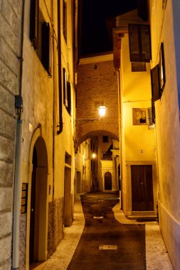 İtalya Verona 'nın tarihi merkezindeki dar sokağın gece manzarası. Verona Avrupa 'nın popüler bir turizm beldesidir..