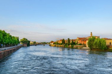 Verona, İtalya Ponte Navi gelen Adige Nehri rıhtım manzarası. Verona Avrupa'nın popüler bir turizm beldesidir.