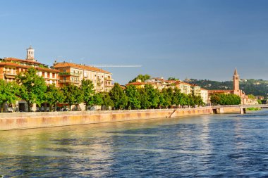 İtalya, Verona 'daki Adige Nehri' nin rıhtım manzarası. Verona Avrupa 'nın popüler bir turizm beldesidir..