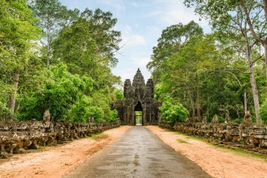 Siem Reap, Kamboçya 'daki Angkor kompleksinde bir yolun üzerindeki kapı.