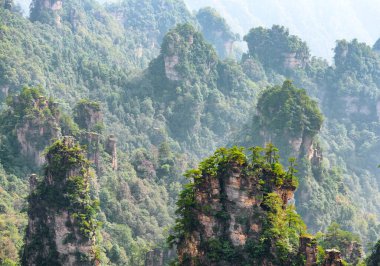 Çin 'in Hunan Eyaleti' ndeki Zhangjiajie Ulusal Orman Parkı 'ndaki Tianzi Dağları' nın (Avatar Dağları) doğal kuvars sütunlarının muhteşem manzarası. Muhteşem bir manzara..