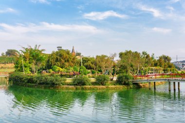 Dalat, Vietnam 'ın merkezindeki Xuan Huong Gölü üzerindeki muhteşem manzara. Dalat (Da Lat), Asya 'nın popüler bir turizm beldesidir..