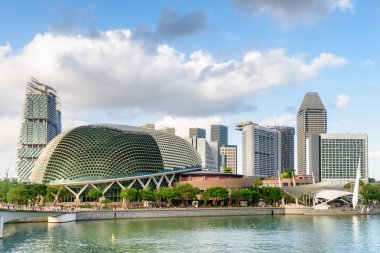 Singapur masmavi su ile doğal görünümü, modern binalar ve Marina Bay. Güzel yaz cityscape. Singapur manzarası. Singapur Asya'nın popüler bir turistik yer.