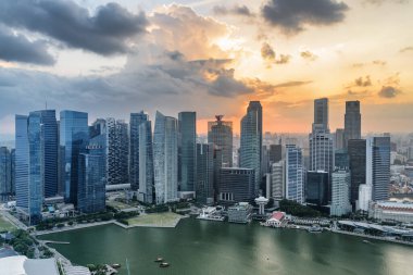 Marina Körfezi 'nin muhteşem hava manzarası ve gün batımında şehir merkezindeki gökdelenler. İnanılmaz Singapur silueti. Harika bir şehir manzarası. Singapur Asya 'nın popüler bir turistik beldesidir..