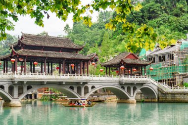 Çin 'in Phoenix Antik Kenti' ndeki Tuojiang Nehri (Tuo Jiang Nehri) üzerindeki manzara köprüsü. Fenghuang, Asya 'nın popüler bir turizm merkezidir..