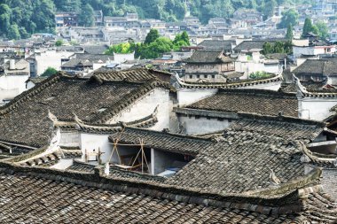 Çin 'in otantik binalarının geleneksel siyah kiremit çatılarının muhteşem manzarası Phoenix Antik Kasabası (Fenghuang County), Çin. Fenghuang, Asya 'nın popüler bir turizm merkezidir..