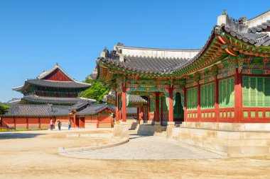 Güney Kore, Seul 'deki Changdeokgung Sarayı' ndaki Huijeongdang Salonu 'nun muhteşem manzarası. Renkli geleneksel Kore saray mimarisi. Changdeokgung Sarayı Asya 'nın popüler bir turistik merkezidir..