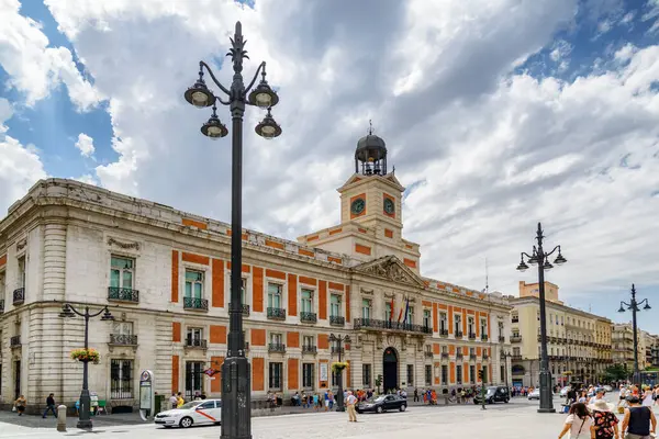 西班牙马德里 2014年8月18日 皇家邮政局 Real Casa Correos 在Puerta Del Sol广场的场景 马德里是欧洲最受欢迎的旅游胜地 — 图库照片