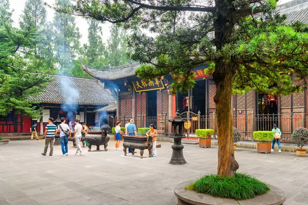 Chengdu, Çin - 25 Eylül 2017: Wenshu Tapınağı 'nın manzaralı avlusunda tütsü yakmanın muhteşem manzarası. Budist Manastırı Asya 'nın popüler bir turizm merkezidir..