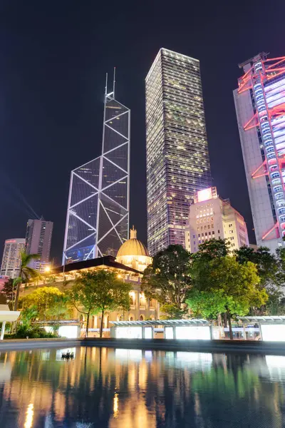 Hong Kong şehir merkezindeki gökdelenlerin renkli gece manzarası. İnanılmaz bir şehir manzarası. Hong Kong Asya 'nın popüler bir turistik beldesidir..