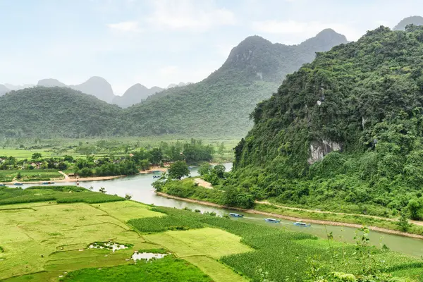Son Nehri 'nin Vietnam' daki Phong Nha-Ke Bang Ulusal Parkı 'ndaki muhteşem hava manzarası. Karst kuleleri ve pirinç tarlalarından oluşan bir manzara. Ulusal park Asya 'nın popüler bir turistik merkezidir..