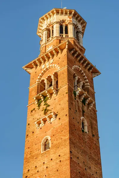 Torre Dei Lamberti Verona Italia Morgensolen Klokketårn Blå Himmelbakgrunn Verona stockfoto