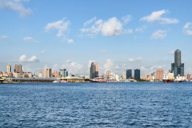 Muhteşem Kaohsiung silueti, Tayvan. Kaohsiung Limanı, 85 Gökyüzü Kulesi (Tuntex Sky Tower) ve şehir merkezindeki diğer modern binaların muhteşem manzarası. Gökdelen Tayvan 'ın bir simgesidir. Manzaralı şehir manzarası.