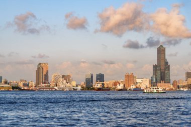 Kaohsiung silueti. Kaohsiung Limanı manzaralı. 85 Sky Tower (Tuntex Sky Tower) ve şehir merkezindeki diğer modern binalar. Gökdelen Tayvan 'ın bir simgesidir. Muhteşem şehir manzarası.