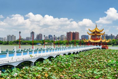 Kaohsiung, Tayvan 'daki Lotus Gölü' nde Wuliting 'e giden köprünün muhteşem manzarası. Altın çatılı geleneksel Çin kırmızı pavyonu Asya 'nın popüler bir turistik merkezidir..
