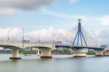 Han Nehri Köprüsü 'nün (Cau Song Han) Da Nang (Danang) şehir merkezindeki Han Nehri üzerindeki görüntüsü. Manzaralı şehir manzarası. Han Nehri Köprüsü Asya 'nın popüler turistik yerlerinden biridir..