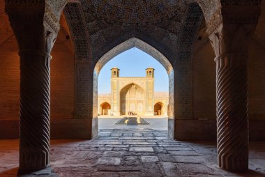 İran 'ın Shiraz kentindeki Vakil Camii' nin dua salonundan kuzey Iwan 'ın muhteşem manzarası. Müslüman mekanı, Ortadoğu 'nun popüler bir turizm merkezi. İnanılmaz İslami mimari.